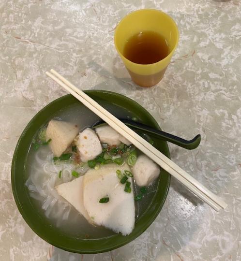 中式下午茶
一碗魚蛋粉配一杯清茶，是一清淡好味的中式下午茶。...