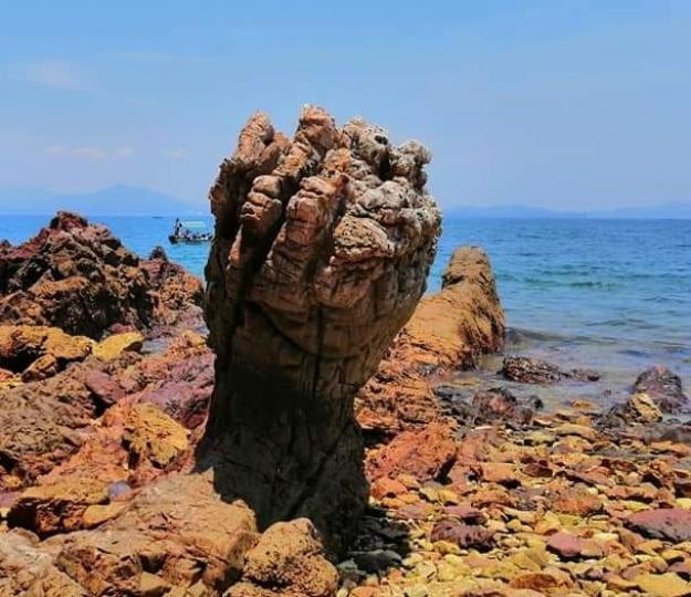 黃竹角咀的鬼手岩
黃竹角咀位於新界東北部，是船灣以東的一個狹長岬角。黃竹角擁有全港最古老的沉積岩石，故被列為香港地質公園之一。岬角盡處的海岸佈滿了不少風化岩石，當中有最著名的「鬼手岩」。


從我的i...