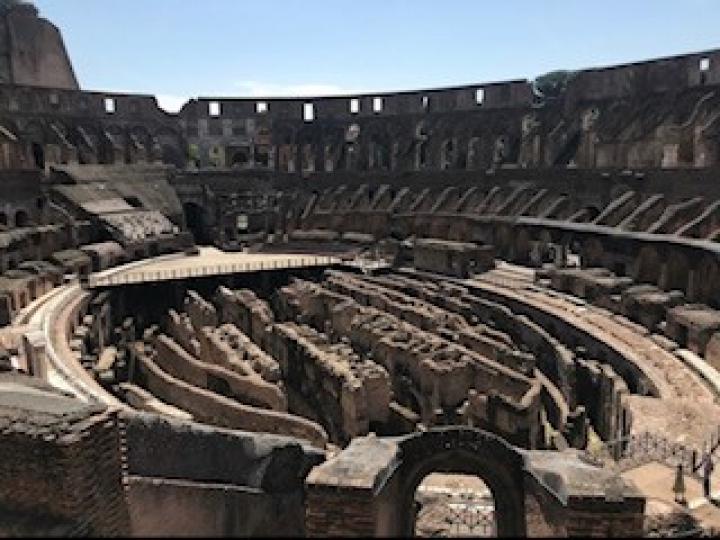 羅馬競投場

羅馬競技場主要是角鬥士的競技表演場所。角鬥是指古羅馬競技場上的鬥士，通常都是戰俘或其他犯了過錯的奴隸。他們的職責是在競技場上進行殊死搏鬥，為人們提供野蠻的娛樂。...