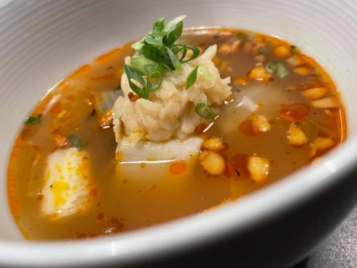 特式菜湯
這菜湯在星加坡相當受歡迎,材料有豆、椰菜、天貝,上枱前加紅紺魚塊蓉在天貝上面,賣相吸引,味道鮮甜,十分健康。... 特式菜湯
這菜湯在星加坡相當受歡迎,材料有豆、椰菜、天貝,上枱前加紅紺魚塊蓉在天貝上面,賣相吸引,味道鮮甜,十分健康。...