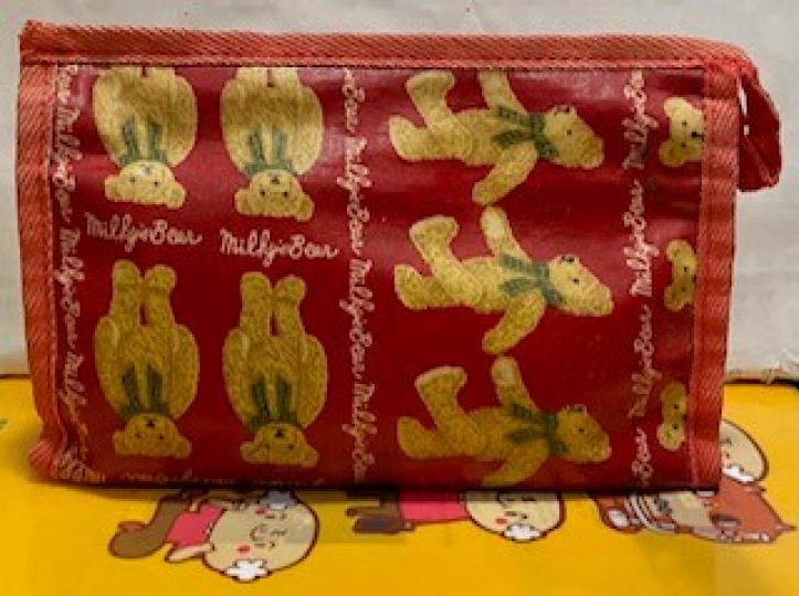 韓國遊手信
天整理雜物櫃時，發現這個我第一次去韓國時買的化妝袋。雖然三十多年沒有用了，但裏外沒有絲毫破裂，所以決定拿出來用，有一次證明舊物都是美好的。...
