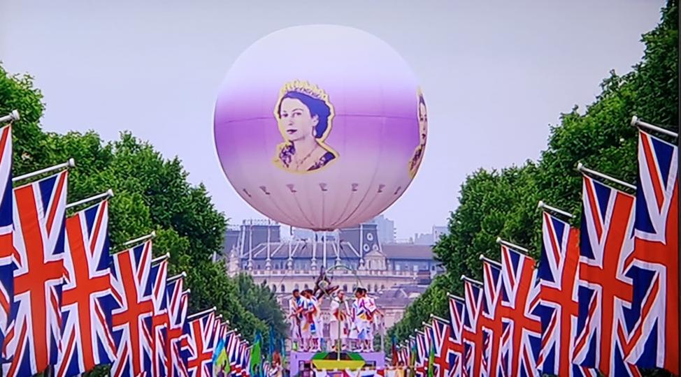 女王像汽球

96 歲的英女王深得民心，登基70 年慶典中，她的頭像汽球非常吸睛。...