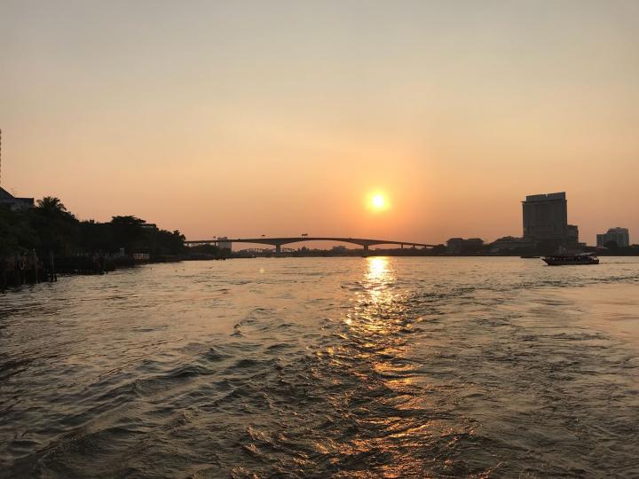 曼谷的日落
香港的日落欣賞得多了，曼谷的日落一樣美，值得流連多欣賞。...