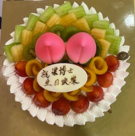 生日蛋糕

今天是家母97 歲生日，子女和孫兒、曾孫分批替壽星婆慶生。...