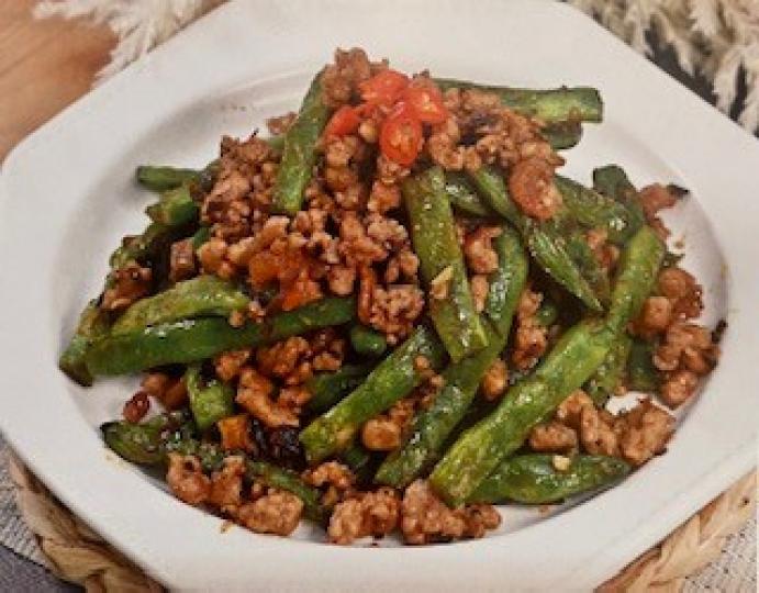 乾煸肉碎四季豆
四季豆是常吃的蔬菜類食材。四季豆,蝦米和欖菜同炒,非常惹味,適合下飯、伴麵或白粥。注意四季豆要煮至熟透,否則產生毒素影響身體。這小炒的四季豆要炒至表面起皺,炒醃好的肉碎最後灒些酒香些... 乾煸肉碎四季豆
四季豆是常吃的蔬菜類食材。四季豆,蝦米和欖菜同炒,非常惹味,適合下飯、伴麵或白粥。注意四季豆要煮至熟透,否則產生毒素影響身體。這小炒的四季豆要炒至表面起皺,炒醃好的肉碎最後灒些酒香些...