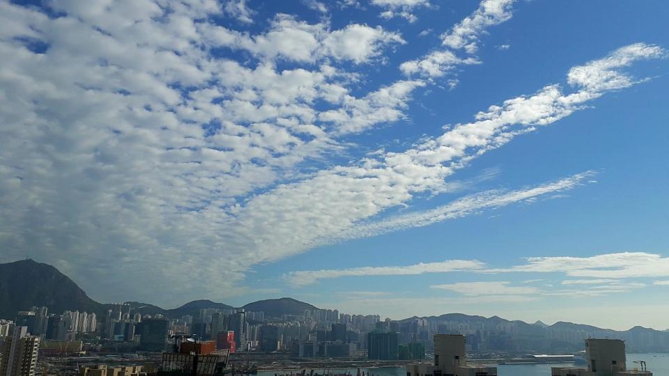 美麗的雲
藍天加上有放射效果的白雲，使天空充滿朝氣，特別美麗。...