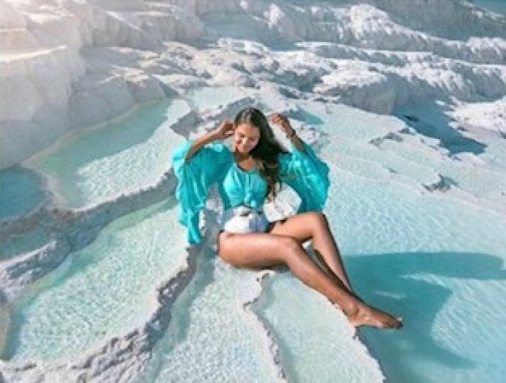 土耳其「棉花堡」
越來越多人喜歡到土耳其旅遊,一來是橫跨歐亞兩大洲,歷史背景豐富又源遠,另一方面是土耳其的自然景觀都十分壯麗,更有一個絕對必訪的土耳其景點,那就是位於西南部代尼茲利省的「棉花堡(Pam... 土耳其「棉花堡」
越來越多人喜歡到土耳其旅遊,一來是橫跨歐亞兩大洲,歷史背景豐富又源遠,另一方面是土耳其的自然景觀都十分壯麗,更有一個絕對必訪的土耳其景點,那就是位於西南部代尼茲利省的「棉花堡(Pam...