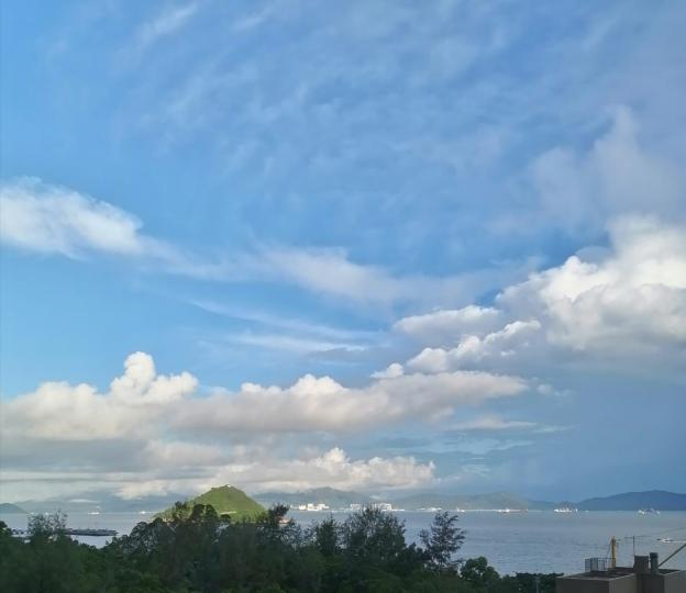 美景

抬頭仰望的是藍天，俯瞰的是青草地，美景美得自然，給人舒暢的感覺。...