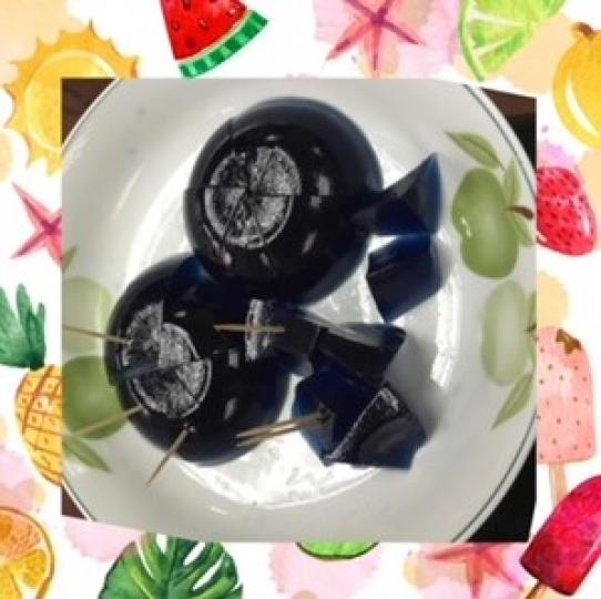 甜夢
這款甜品是用蒟蒻粉和蝶豆花水製成。蝶豆花有明亮的藍色花瓣，煲出來的水是藍色。蝶豆花可以安眠，使人容易入睡，所以這款甜品叫甜夢。...