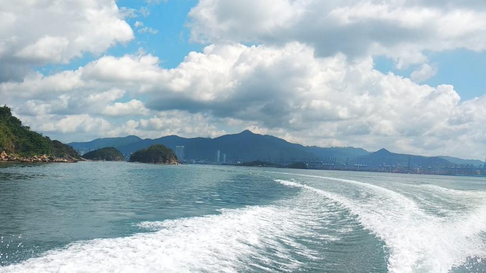 坐船出海
夏天坐船出海可以享受清新空氣和涼風外，還可收到欣賞藍天白雲、浪花和景色，身心舒暢。...