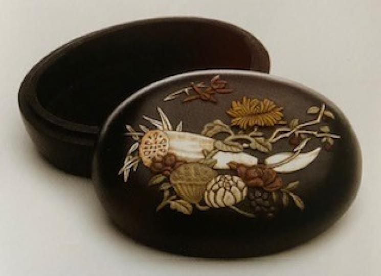 八寶嵌木盒
八寶嵌主要以金、銀、寶石、珍珠、珊瑚、璧玉、翡翠、水晶、瑪瑙、青金、綠松、象牙、蜜蠟和沉香等為原料,根據各材質的特性,顏色雕刻成不同物象。這蓮藕花果文八寶嵌木盒是清代的製成品,手工精細。... 八寶嵌木盒
八寶嵌主要以金、銀、寶石、珍珠、珊瑚、璧玉、翡翠、水晶、瑪瑙、青金、綠松、象牙、蜜蠟和沉香等為原料,根據各材質的特性,顏色雕刻成不同物象。這蓮藕花果文八寶嵌木盒是清代的製成品,手工精細。...