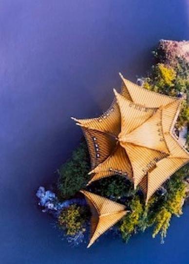 中國貴州銅仁湖心島

貴州銅仁地處武陵山區腹地，降水充沛，河流密佈，是全省水文條件較好的地區，被稱為「山水園林城市」。銅仁有鴛鴦湖、烏江、白鷺湖、白果坨、太平河等濕地公園，公園內湖心烏上的塔樓亭台，成...
