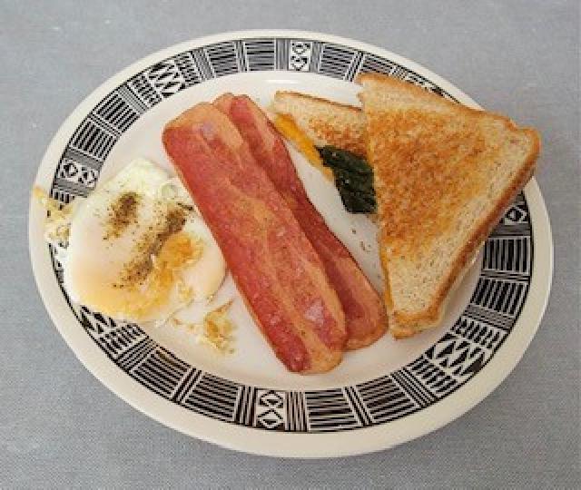 愛心早餐
親友回港探親後，初一立刻飛回加拿大。當天她回家梳洗後，女兒為她準備愛心早餐，十分窩心。...
