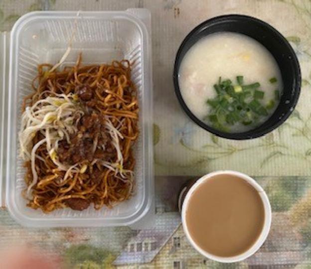 中西合璧的早餐

粟米淮山豬骨粥和銀芽肉燥炒麵是中式早餐，配一杯即磨咖啡便是中西合璧的早餐。...
