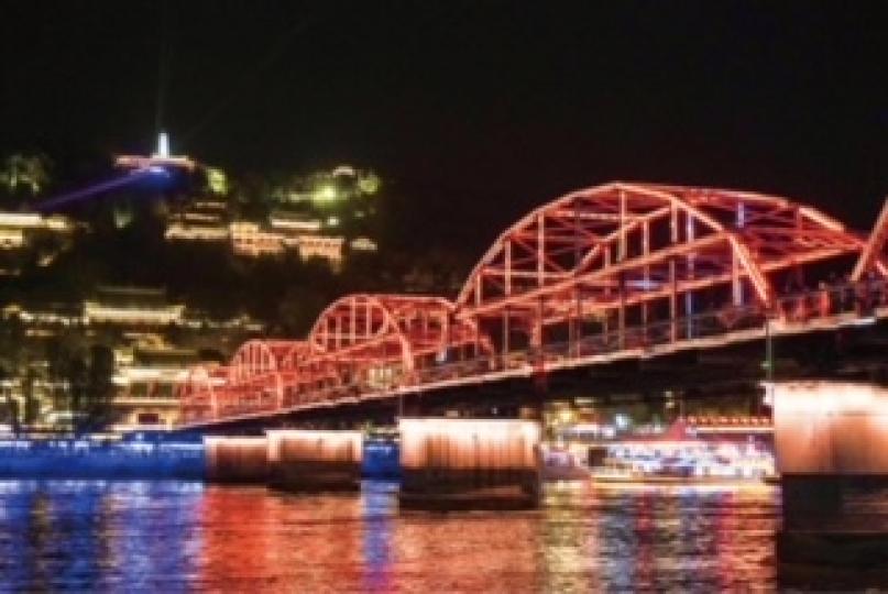 被譽為天下黃河第一橋的蘭州中山鐵橋夜景，宛如巨龍臥於江面，在港口霓虹燈的撞映下，熠熠生輝。...