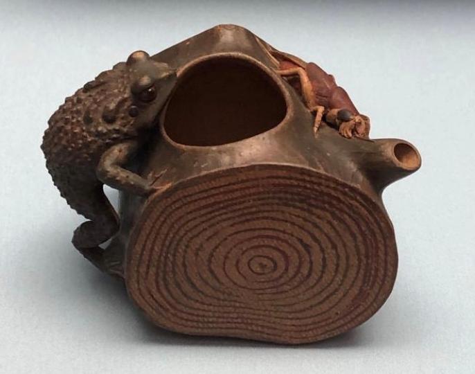 貼栀子花樹段筆筒
這展品是茶具博物館內十七世紀陳子畦作品。...