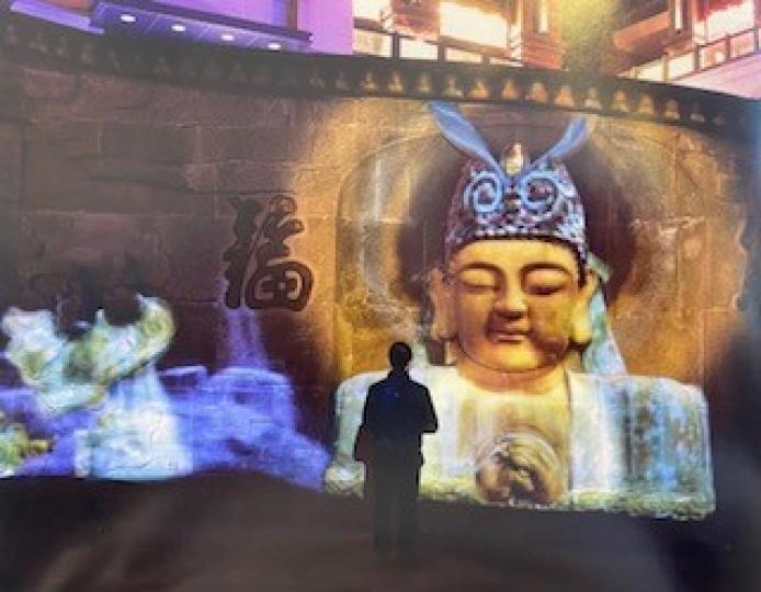 佛光如幻

重慶彈子石老街的3D表演 「佛光如幻」，五光十色的特效打在浮雕長廊上，吸引市民和遊客觀賞。...