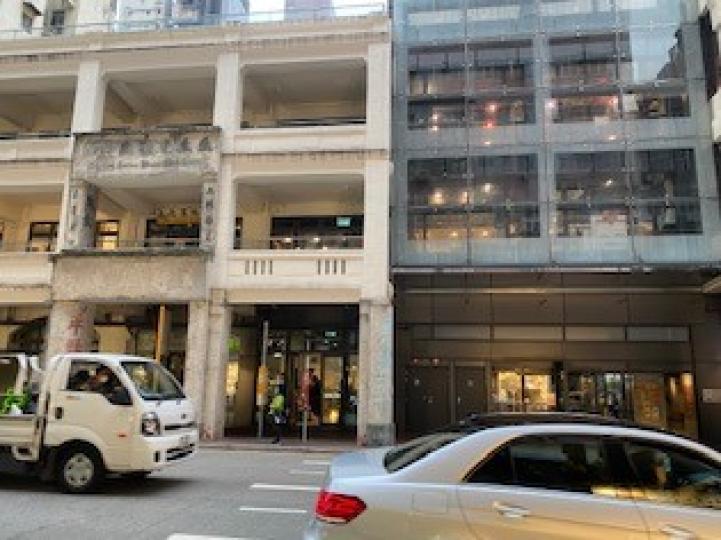 新舊建築對比

上海街有新舊建築物相鄰，成一新一舊對比。...