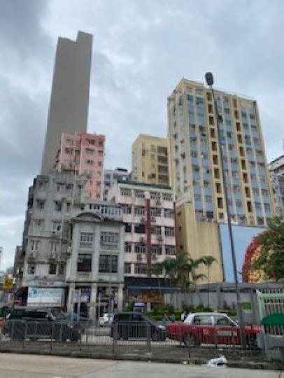新舊對比

戰前的樓宇沒有電梯，所以樓層不多，設備也簡陋。現今高樓大廈林立，無論外型和設備已十分現代化了。...