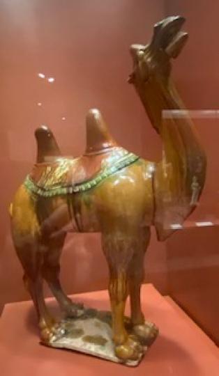 三彩駱駝
唐代(618-907)駱駝伸頸昂首,張口露齒作鳴狀,背部坡橢圓形顫,雙峰從顫的圓孔中露出。色釉流淌,自然淋灕。墓葬中大量出土三彩駱駝,反映了唐代中西貿易交流頻繁的情景。... 三彩駱駝
唐代(618-907)駱駝伸頸昂首,張口露齒作鳴狀,背部坡橢圓形顫,雙峰從顫的圓孔中露出。色釉流淌,自然淋灕。墓葬中大量出土三彩駱駝,反映了唐代中西貿易交流頻繁的情景。...