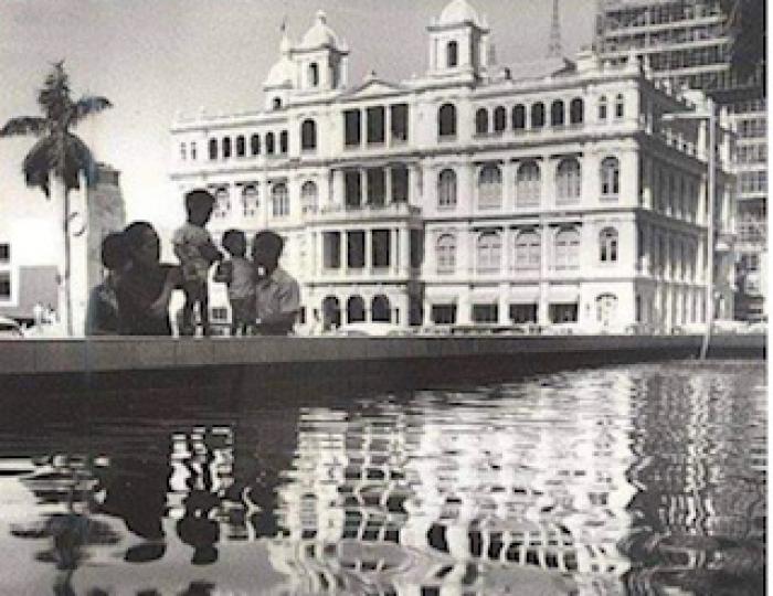 皇后廣場

這黑白照片是1969 年一家庭在中環皇后廣場拍攝的，超過半世紀了！...
