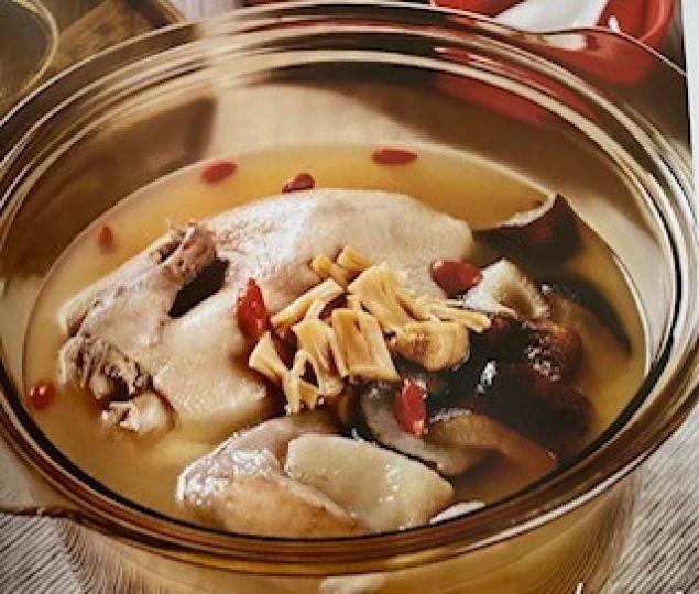 海參瑤柱雞湯
這湯高蛋白強保濕。海參是高蛋白質、低脂肪低膽固醇的食品,對中老年人尤為有益,能降低血液黏度、預防動物硬化、降低膽固醇。對女士而言,海參的豐富膠原蛋白能增強肌膚補水功能、保持彈性和富有光... 海參瑤柱雞湯
這湯高蛋白強保濕。海參是高蛋白質、低脂肪低膽固醇的食品,對中老年人尤為有益,能降低血液黏度、預防動物硬化、降低膽固醇。對女士而言,海參的豐富膠原蛋白能增強肌膚補水功能、保持彈性和富有光...