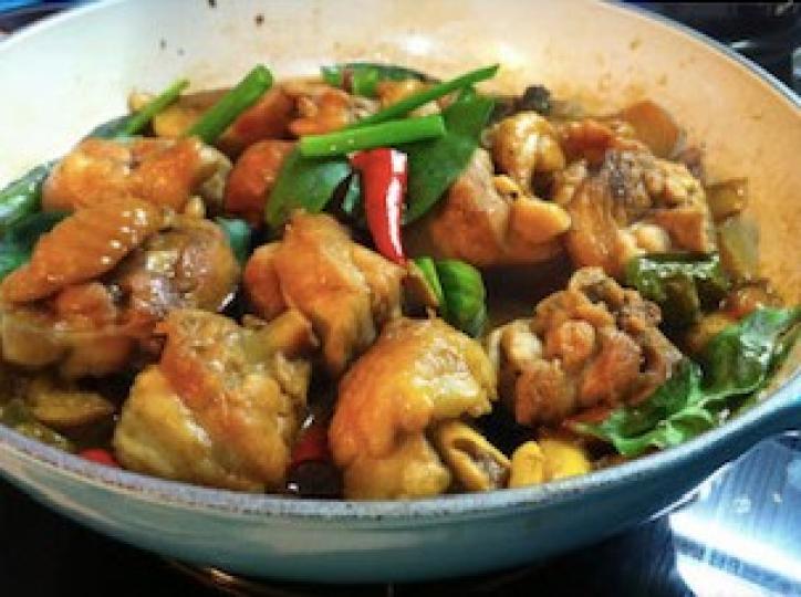 三杯雞
三杯雞的三杯是一杯麻油,一杯酒,一杯醬油,三杯雞的另一個特點是九層塔。九層塔是常見的調味植物,它有一種濃郁的特殊香氣,無論是煎炒、燉煮、熬湯,都可以用它來提味。... 三杯雞
三杯雞的三杯是一杯麻油,一杯酒,一杯醬油,三杯雞的另一個特點是九層塔。九層塔是常見的調味植物,它有一種濃郁的特殊香氣,無論是煎炒、燉煮、熬湯,都可以用它來提味。...