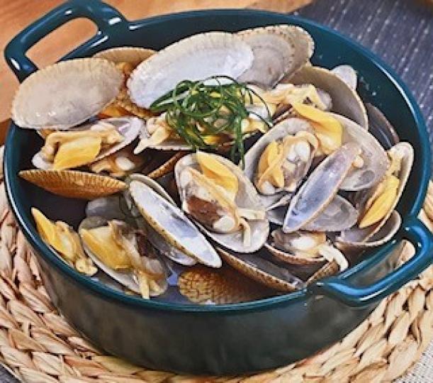 清酒煮花蛤
花蛤本身有一種鮮味,用鰹魚湯包先煮熟花蛤,然後加入清酒
。芳醇清爽的酒香能提升花蛤的鮮甜味道。... 清酒煮花蛤
花蛤本身有一種鮮味,用鰹魚湯包先煮熟花蛤,然後加入清酒
。芳醇清爽的酒香能提升花蛤的鮮甜味道。...