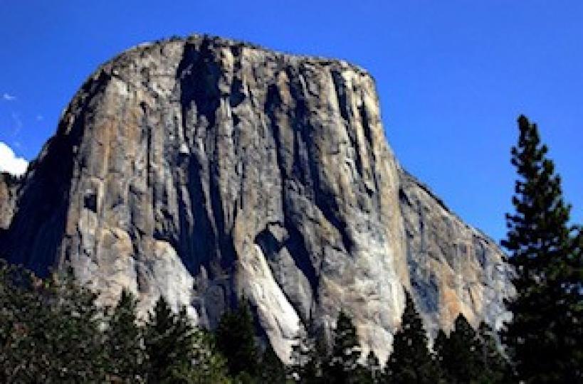 猶長岩
加州優勝美地國家公園風景如畫，公園中有一塊巨石叫做「酋長岩」刀削斧鑿，陡峭無比，是攀岩愛好者的聖地。酋長岩高九百多米，是帝國大廈的2.5倍，是艾菲爾鐵塔的3倍，被稱為世界上最難征服的峭壁之一。...