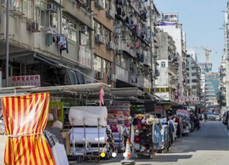 基隆街排檔
布販排檔可說是深水埗布業的一種重要風景。大約在1960年至1980年代，由於店舖多是批發為主，排檔就擔起了零售的任務。那段時期從事製衣業的人會於早上在排檔購買布料配件，下午會回「山寨廠」製...