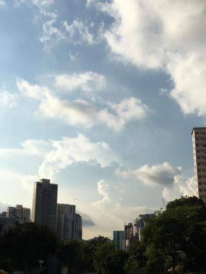 下午的天空
昨天較晚的下午出外散步，看到不是太睛朗的藍天白雲，但覺每朵雲像是家中一份子，各有各形態和活動，很有動感。...