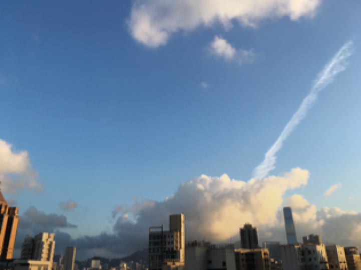 觀雲
我覺得雲像一條滅火喉正在射出水柱似的。...