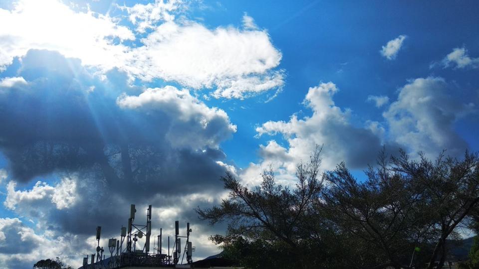 雲在大戰
今天雲層厚，亦有雷暴警告。厚厚的雲有如大戰一般，各不相讓。...