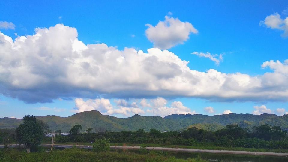 藍天白雲
藍天白雲已經很美，雲、群山和馬路組成三條平衡線，情景多美。...