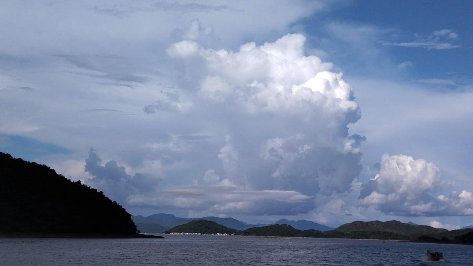 觀雲

天朗氣清的時候我總愛仰望天空，一見到有趣的雲便誘發我的幻想力，腦中想想眼見的雲似甚麼呢！...