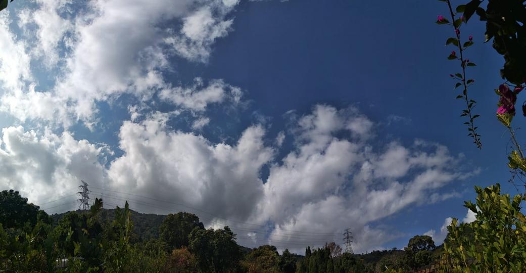 今早如棉絮般的白雲呈現於群山上，加添一片日出前的美景。...