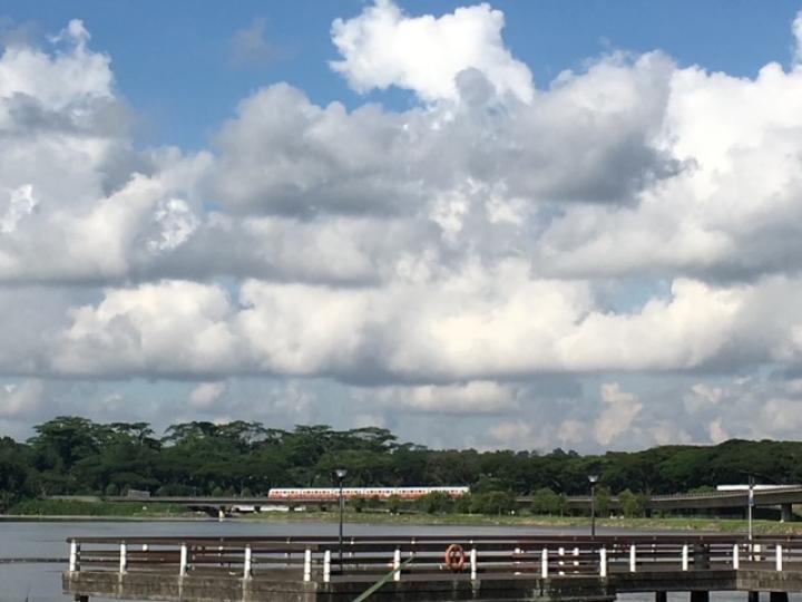觀雲

我喜歡觀雲，偶爾也發覺雲的形態好特別，例如和四周的景物平衡一樣，充滿線條的美。...