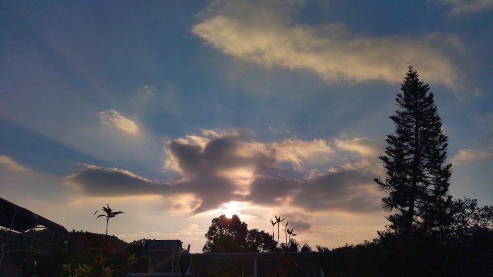 黃昏的天空
舉頭仰望黃昏的天空常會引起我的幻想,例如雲似甚麼東西呢?欣賞大自然之餘,動動腦筋想一想都是好事。... 黃昏的天空
舉頭仰望黃昏的天空常會引起我的幻想,例如雲似甚麼東西呢?欣賞大自然之餘,動動腦筋想一想都是好事。...