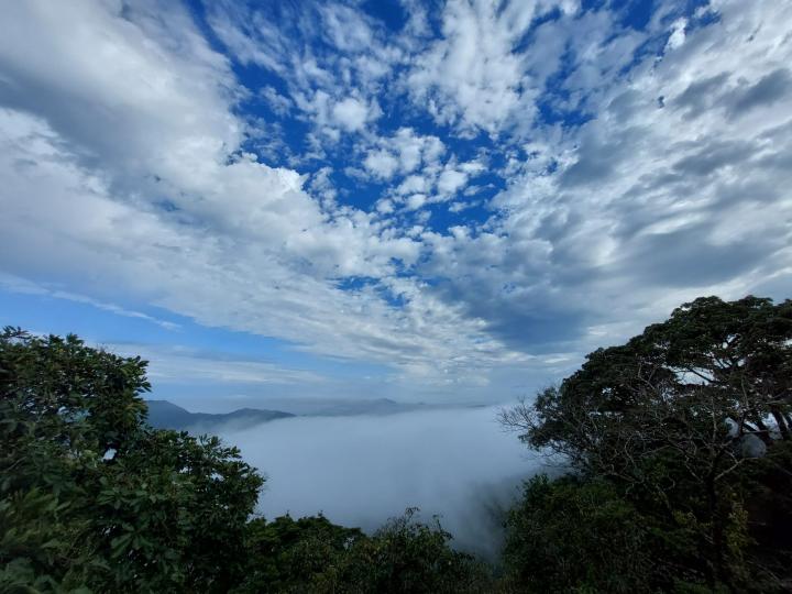 賞雲
白雲似是從不同方向奔向一集中點，畫面有趣。...