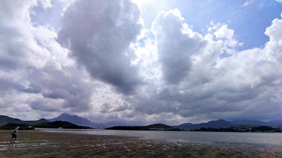 賞雲後感
看看遠景山後的雲放射性的向上前方噴出來，給我做人要力爭上游的提醒。...