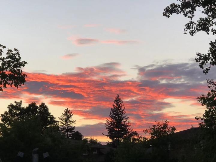 火燒雲

朋友剛移民到加拿大，她用火燒雲相片來報平安。...