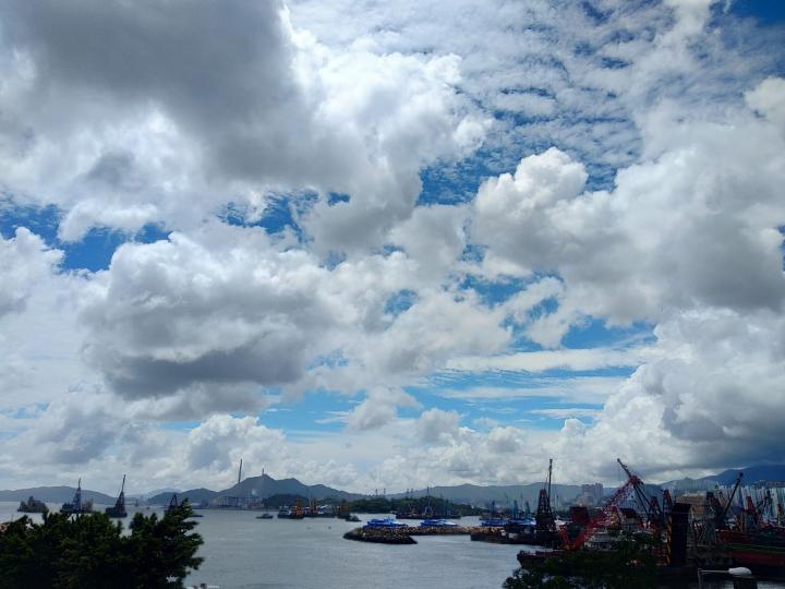 觀雲
今天整天天氣悶熱，舉頭望天空，一篇雲海，又如水滾出現的熱蒸氣。...