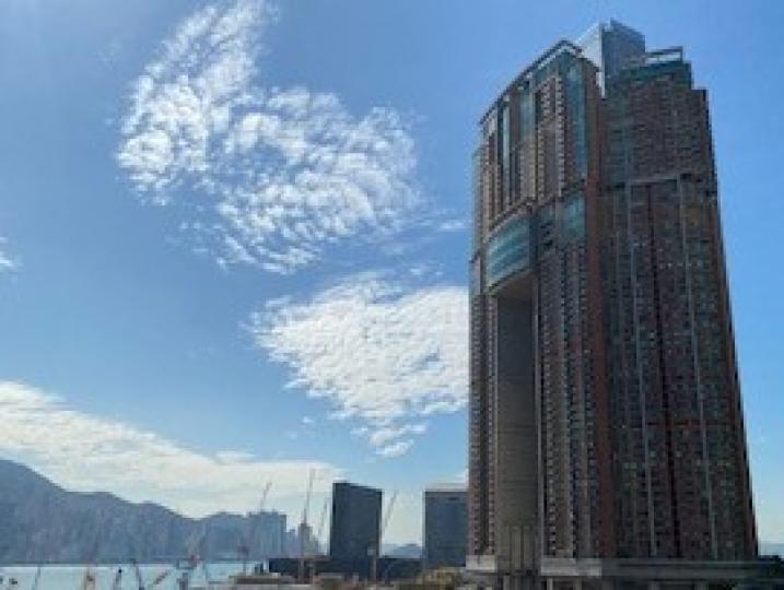 觀雲
偶然從一高處拍攝到不同形狀的雲，有喜出望外的感覺。...