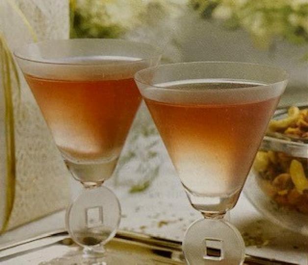 雞尾酒
雞尾酒是一種混合型的飲料,一般含有一種或多種類型的蒸餾酒,通常會加入其他原料如利口酒、果汁、天然氣泡水、糖漿、蜂蜜、水果、糖、冰塊、香草和香料等。... 雞尾酒
雞尾酒是一種混合型的飲料,一般含有一種或多種類型的蒸餾酒,通常會加入其他原料如利口酒、果汁、天然氣泡水、糖漿、蜂蜜、水果、糖、冰塊、香草和香料等。...