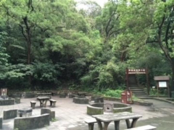 郊野公園
疫症影響下，又有限聚令，一向熱愛燒烤的遊人也沒法進行，因此郊野公園顯得冷清了。...