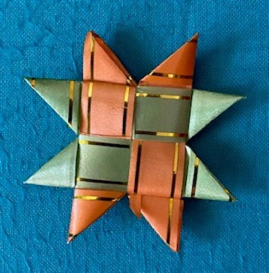 小手工
用兩顏色不同的紙絲帶便可編織出一個幾何形狀的飾物。...