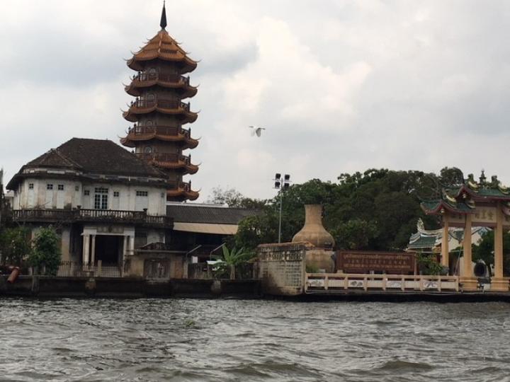 湄公河

在泰國前往有些景點是可以坐船的。吹吹海風，欣賞海景，十分舒暢。...