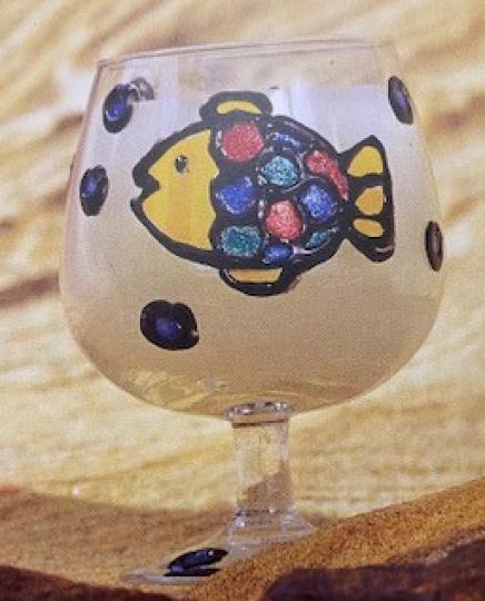 玻璃彩繪
製作這彩繪的顏料是玻璃彩,先畫上魚的外形,然後同吹風機低速吹乾顔料,每加一顏料便吹一次,如此類推,一隻普通的杯就變美麗起來了。... 玻璃彩繪
製作這彩繪的顏料是玻璃彩,先畫上魚的外形,然後同吹風機低速吹乾顔料,每加一顏料便吹一次,如此類推,一隻普通的杯就變美麗起來了。...