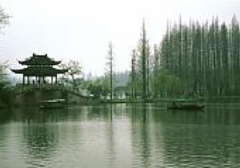 杭州西湖
杭州西湖是中國旅遊勝地，有著名的十景。我最欣賞是蘇堤春曉，景色優美如詩如畫，很迷人。...