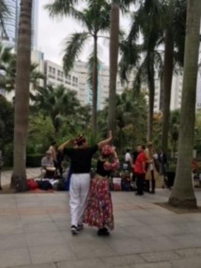 民族舞
假日在深圳公園內有不少人練習跳民族舞，引來不少遊人。...